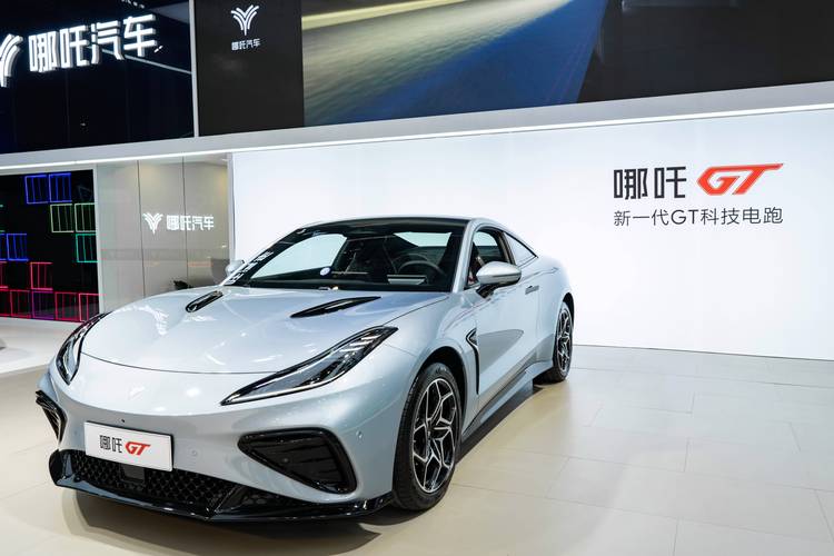 成都300哪吒汽车在智能汽车领域的表现，领途汽车在新能源汽车市场中的影响力